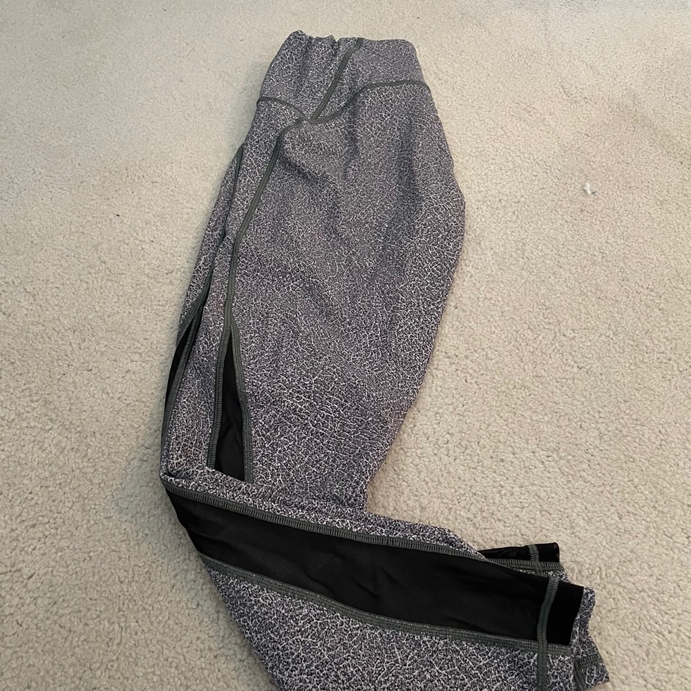 LULU LEMON | gray multi patterned leggings